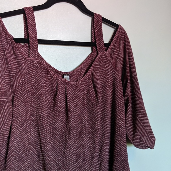 ⬇️ cold shoulder top - Picture 3 of 3